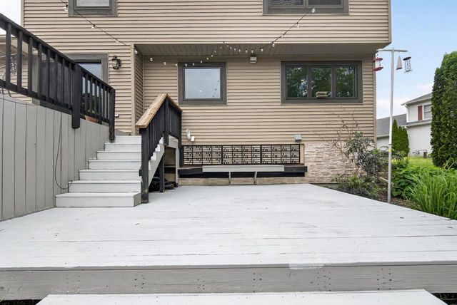 215 Quail CIRCLE, West Bend, WI 53090