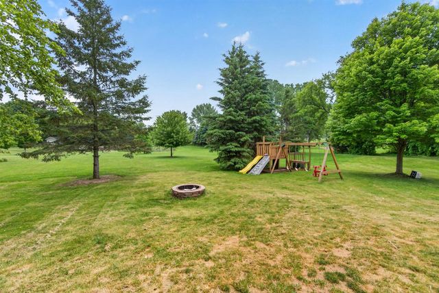 215 Quail CIRCLE, West Bend, WI 53090