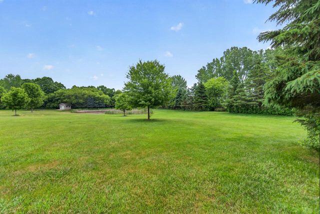 215 Quail CIRCLE, West Bend, WI 53090