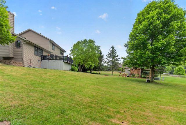 215 Quail CIRCLE, West Bend, WI 53090