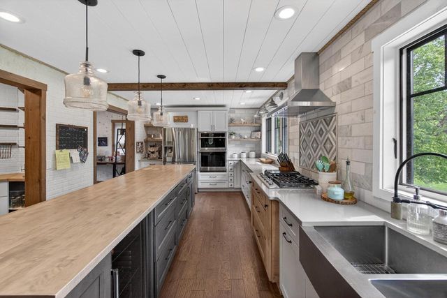 215 Quail CIRCLE, West Bend, WI 53090