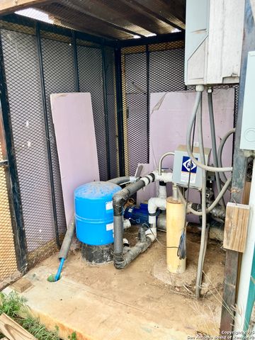6286 fm 2146, Jourdanton, TX 78026