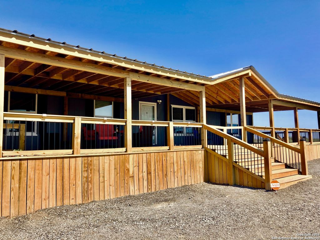 6286 fm 2146, Jourdanton, TX 78026