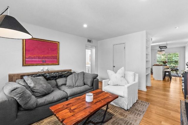 2303 East Side DR 210, Austin, TX 78704