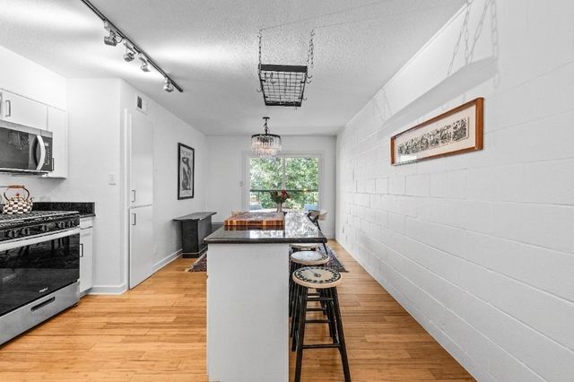2303 East Side DR 210, Austin, TX 78704