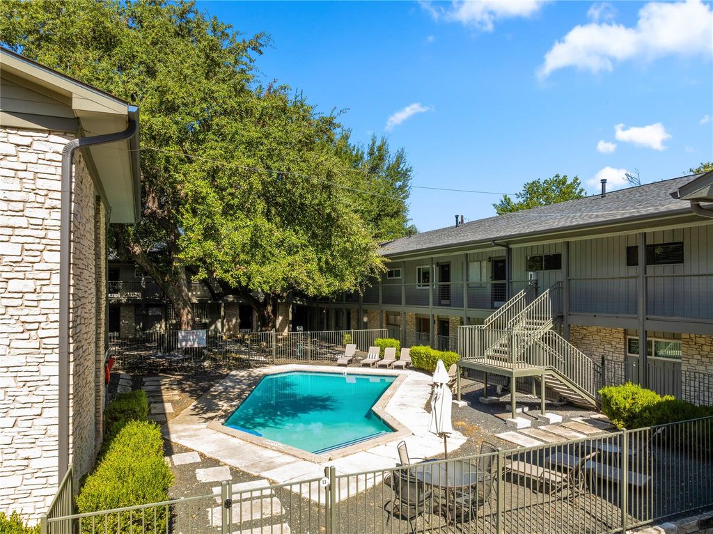2303 East Side DR 210, Austin, TX 78704