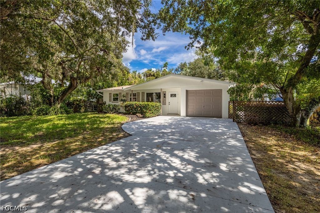 2018 Flamingo DR, North Fort Myers, FL 33917