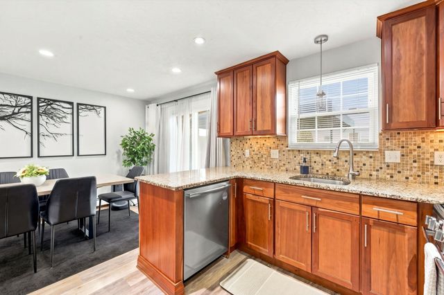 945 Riverside Dr 4C, Methuen, MA 01844