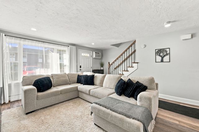 945 Riverside Dr 4C, Methuen, MA 01844