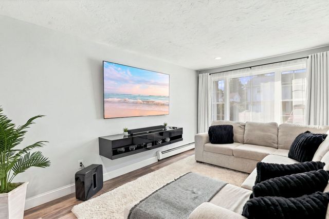 945 Riverside Dr 4C, Methuen, MA 01844