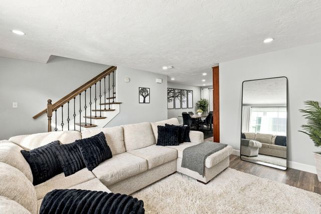 945 Riverside Dr 4C, Methuen, MA 01844