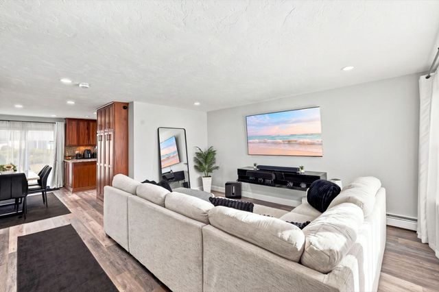 945 Riverside Dr 4C, Methuen, MA 01844