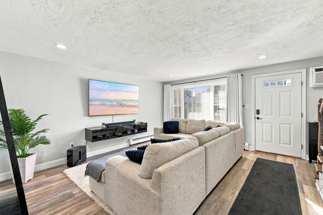 945 Riverside Dr 4C, Methuen, MA 01844