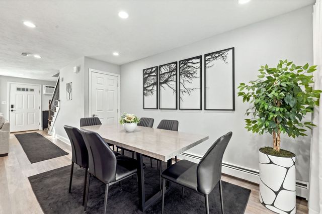 945 Riverside Dr 4C, Methuen, MA 01844