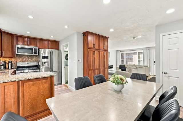 945 Riverside Dr 4C, Methuen, MA 01844