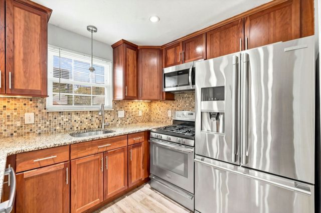 945 Riverside Dr 4C, Methuen, MA 01844