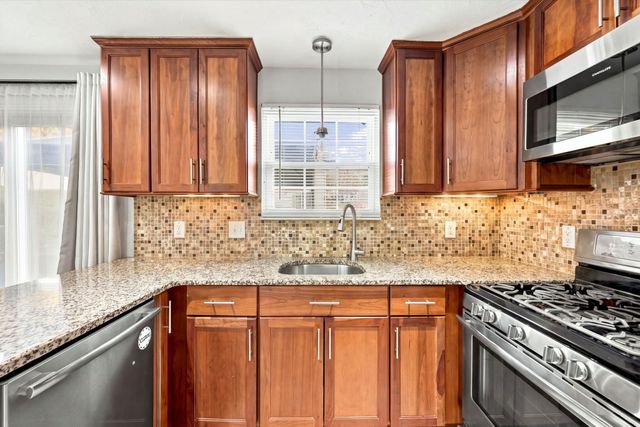 945 Riverside Dr 4C, Methuen, MA 01844