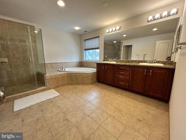 18 FOXCROFT WAY, Mount Laurel, NJ 08054