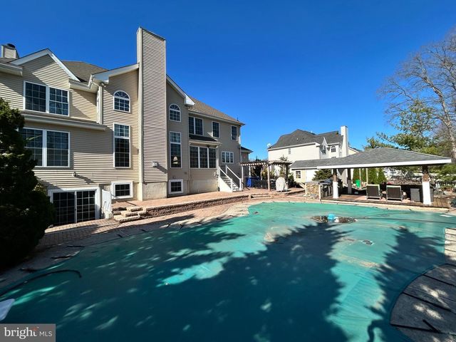 18 FOXCROFT WAY, Mount Laurel, NJ 08054