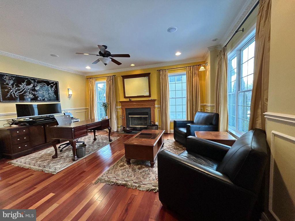 Image 13 of property listing at 18 FOXCROFT WAY, Mount Laurel, NJ 08054