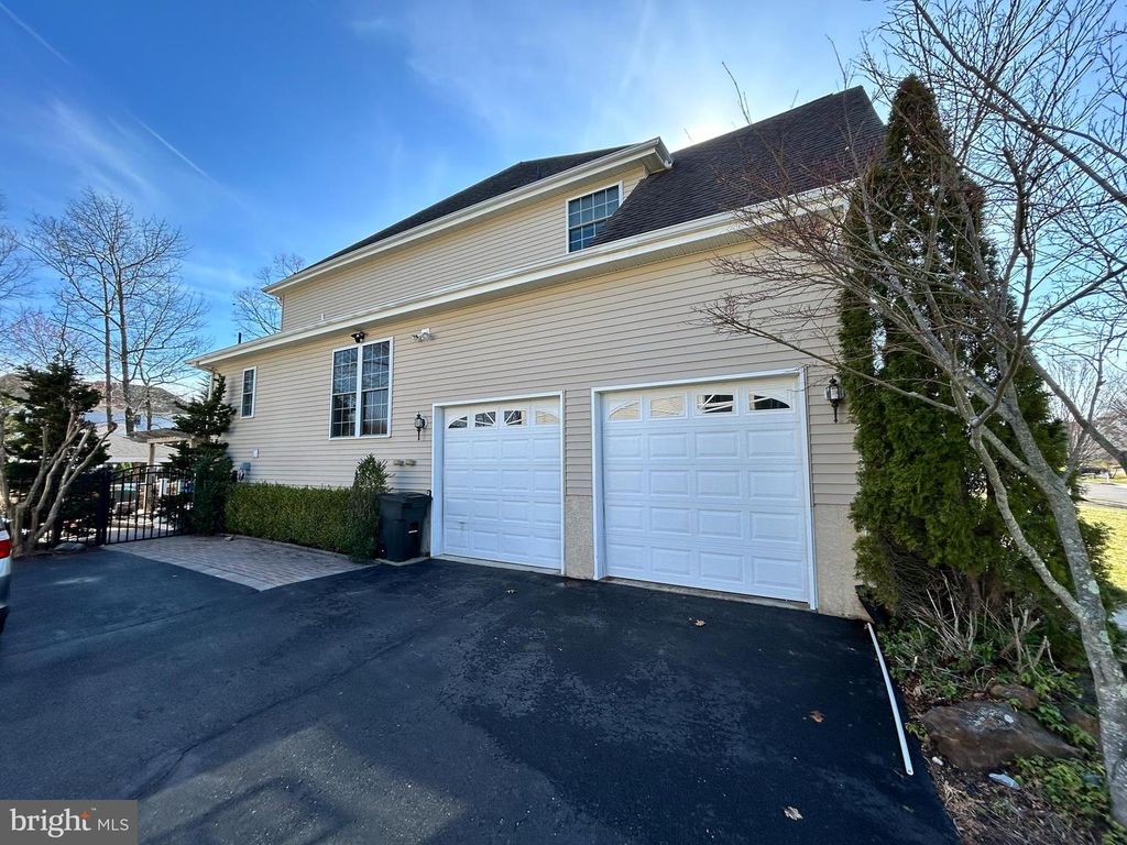 Image 3 of property listing at 18 FOXCROFT WAY, Mount Laurel, NJ 08054