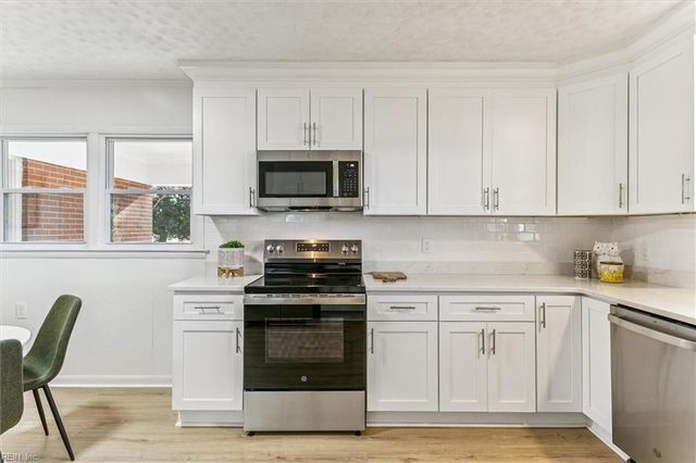 2225 Perrin Plantation LN, Hayes, VA 23072