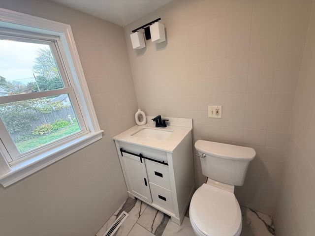 15 Holcomb St, Fairhaven, MA 02719