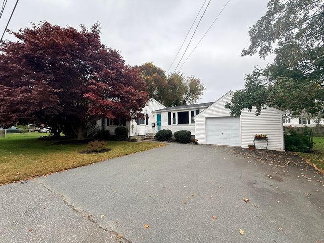 15 Holcomb St, Fairhaven, MA 02719