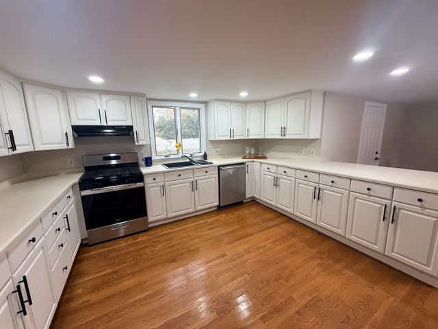 15 Holcomb St, Fairhaven, MA 02719