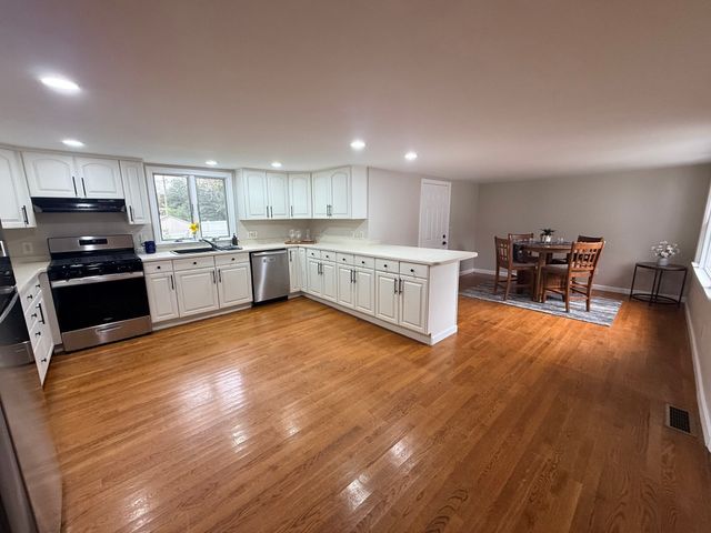 15 Holcomb St, Fairhaven, MA 02719