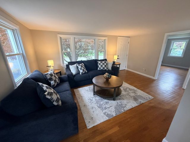 15 Holcomb St, Fairhaven, MA 02719