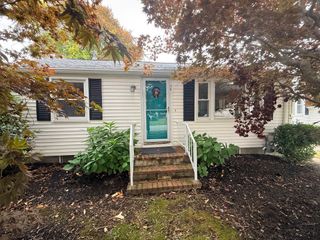 15 Holcomb St, Fairhaven, MA 02719
