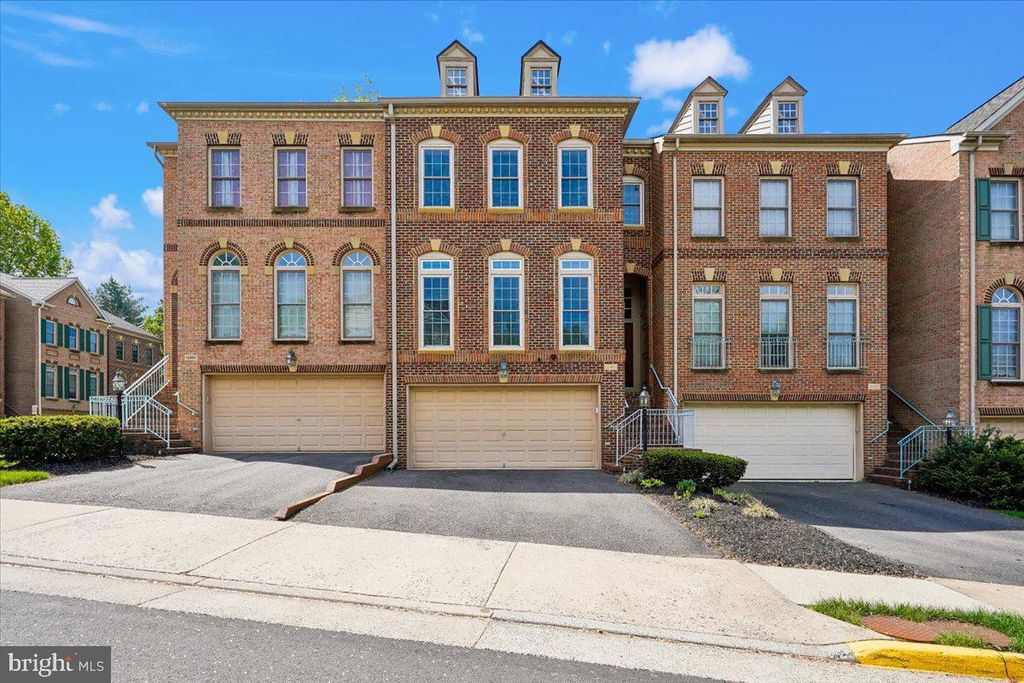 12484 ROSE PATH CIR, Fairfax, VA 22033