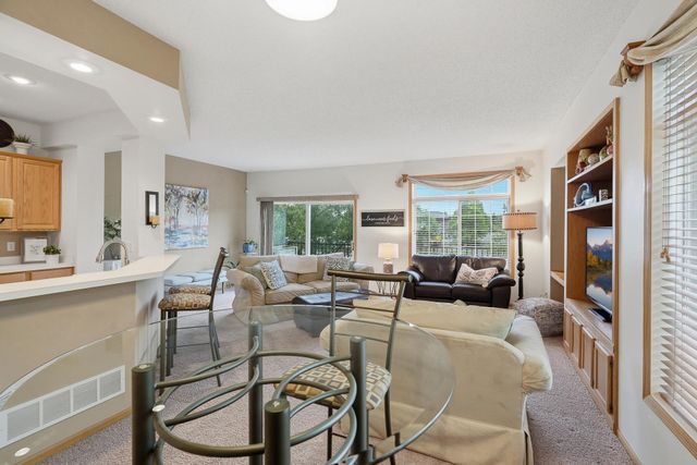 2111 Eagle Trace Lane, Woodbury, MN 55129