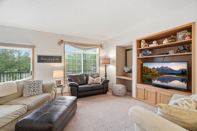 2111 Eagle Trace Lane, Woodbury, MN 55129
