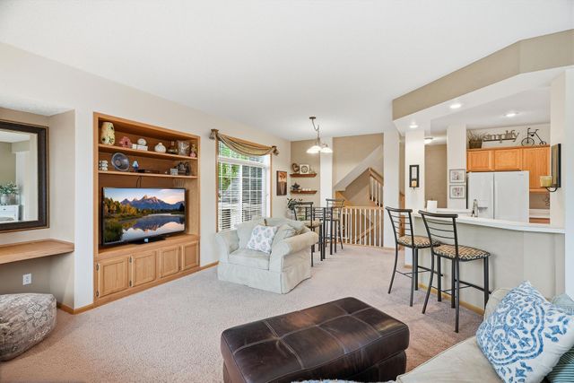 2111 Eagle Trace Lane, Woodbury, MN 55129
