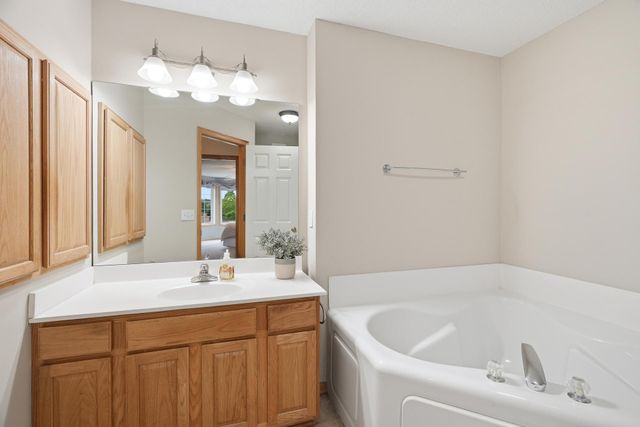 2111 Eagle Trace Lane, Woodbury, MN 55129