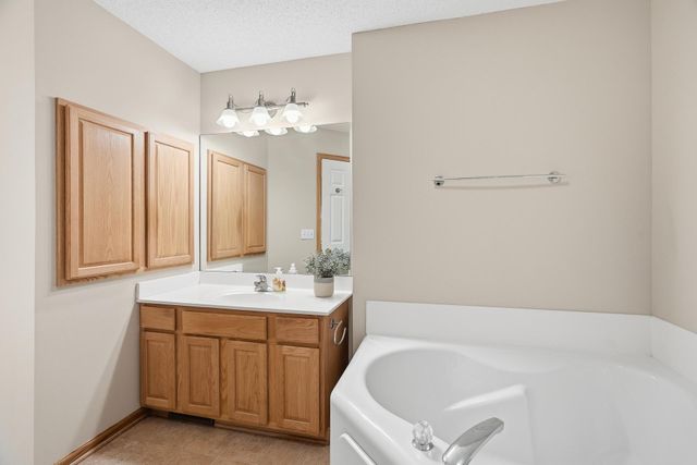 2111 Eagle Trace Lane, Woodbury, MN 55129