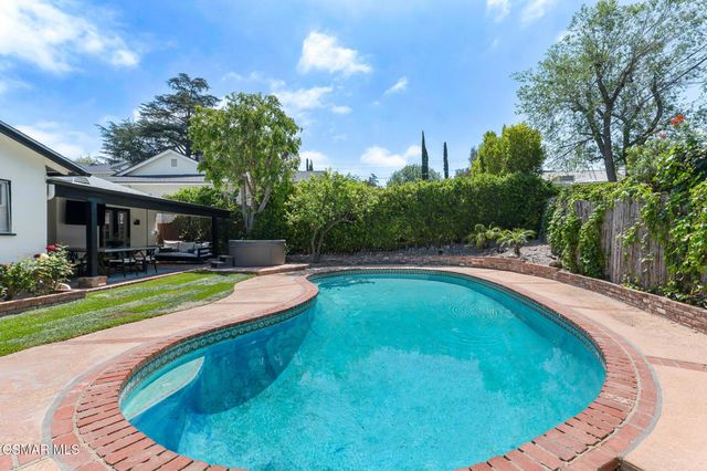 22438 Venido Road, Woodland Hills, CA 91364
