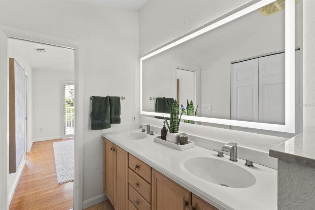 Image 17 of property listing at 7091 LONGBOAT DRIVE E, Longboat Key, FL 34228