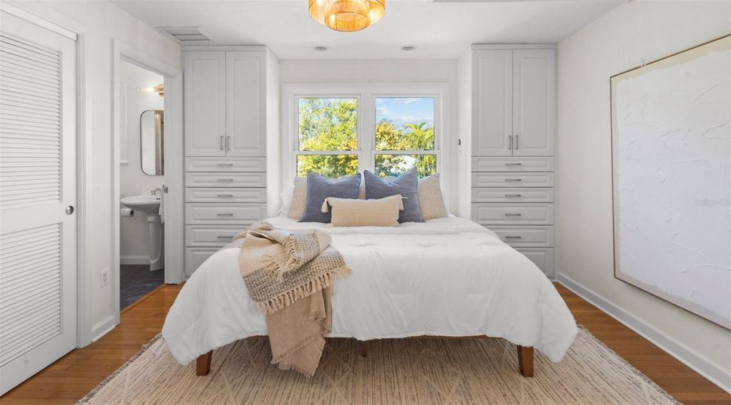 Image 20 of property listing at 7091 LONGBOAT DRIVE E, Longboat Key, FL 34228