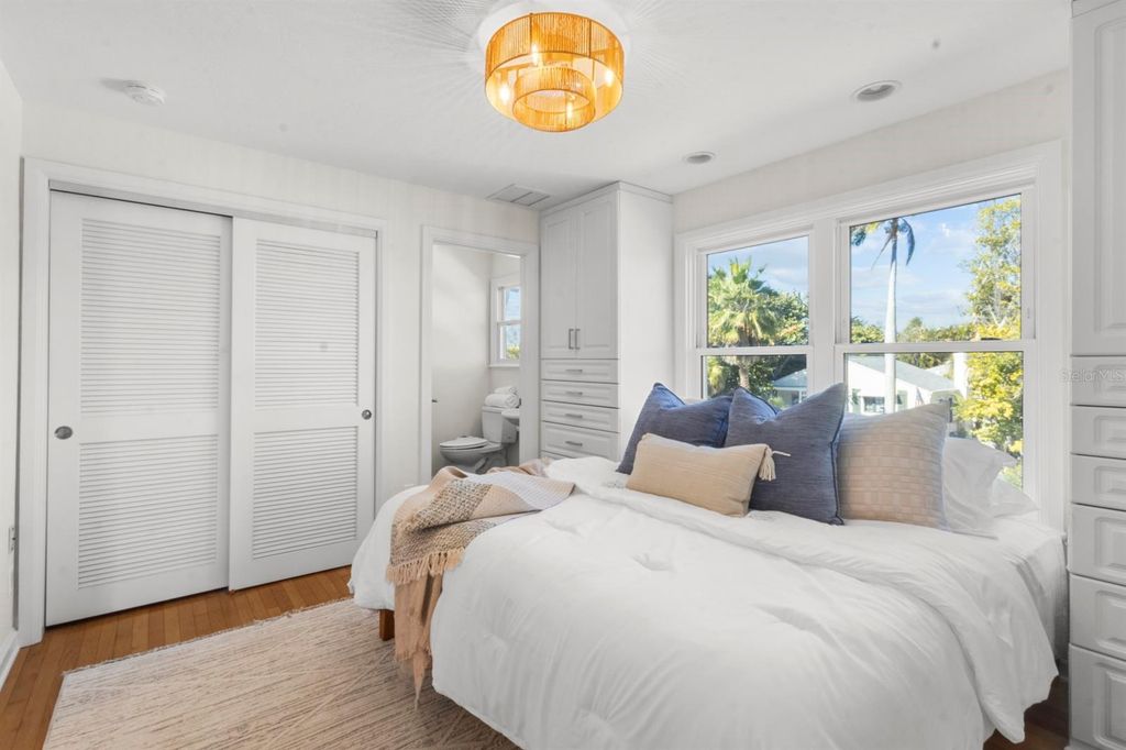 Image 21 of property listing at 7091 LONGBOAT DRIVE E, Longboat Key, FL 34228