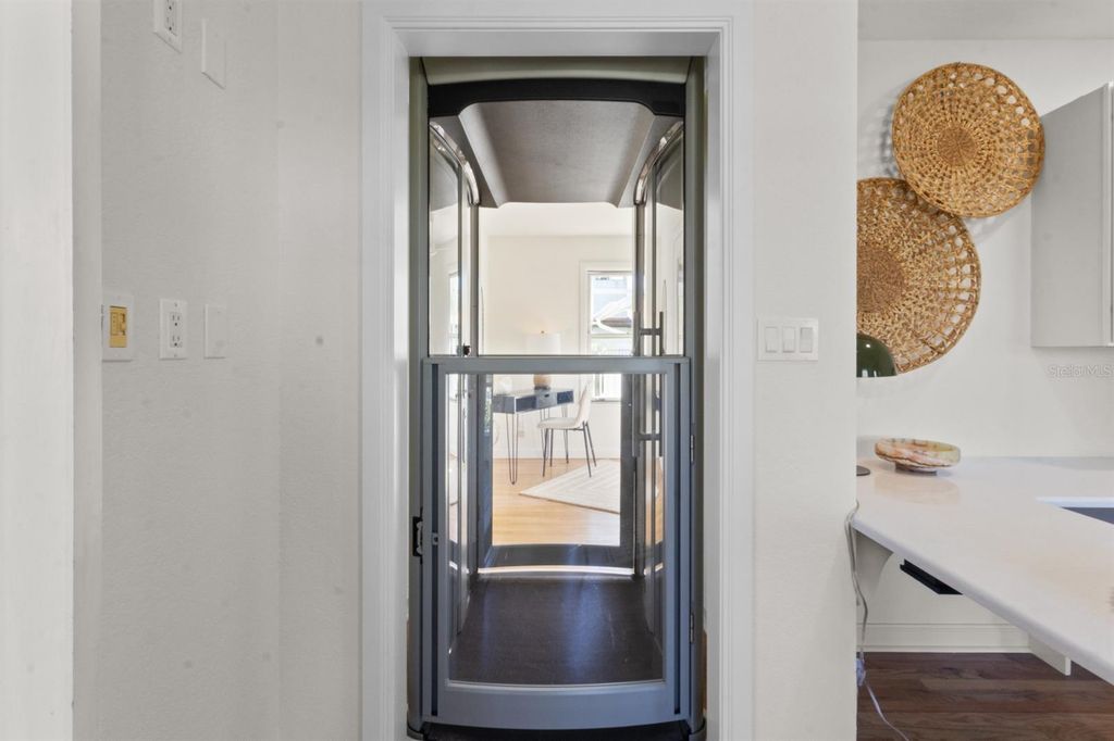 Image 40 of property listing at 7091 LONGBOAT DRIVE E, Longboat Key, FL 34228