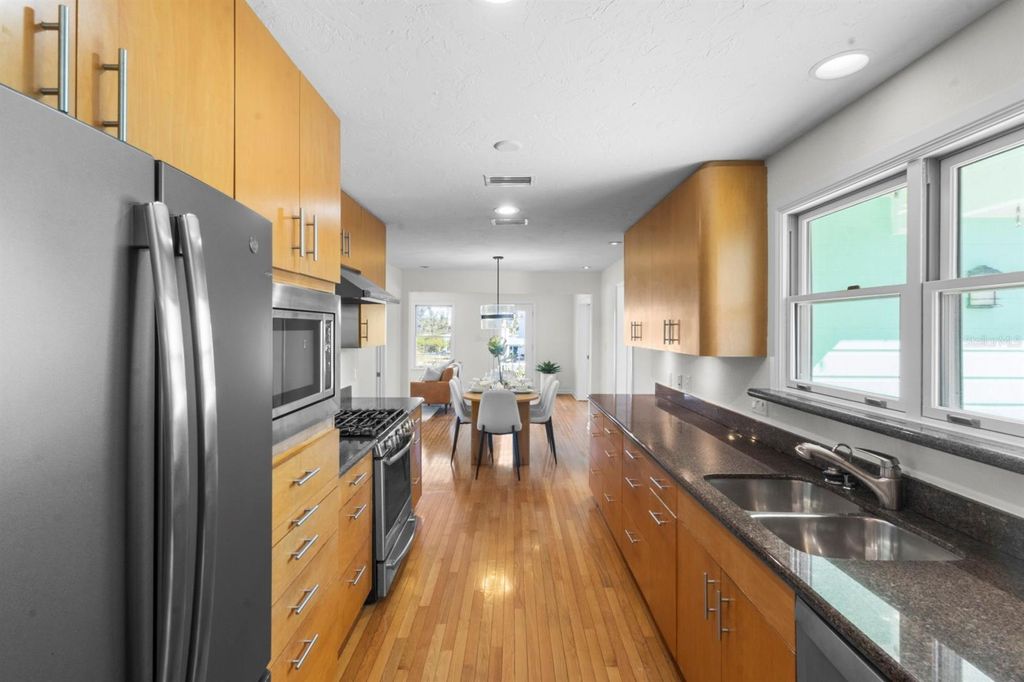 Image 9 of property listing at 7091 LONGBOAT DRIVE E, Longboat Key, FL 34228