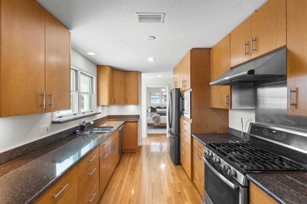 Image 10 of property listing at 7091 LONGBOAT DRIVE E, Longboat Key, FL 34228