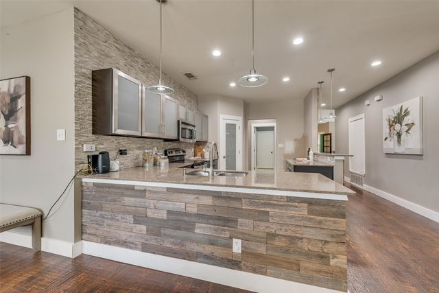 2808 Grandview Drive, Grand Prairie, TX 75052