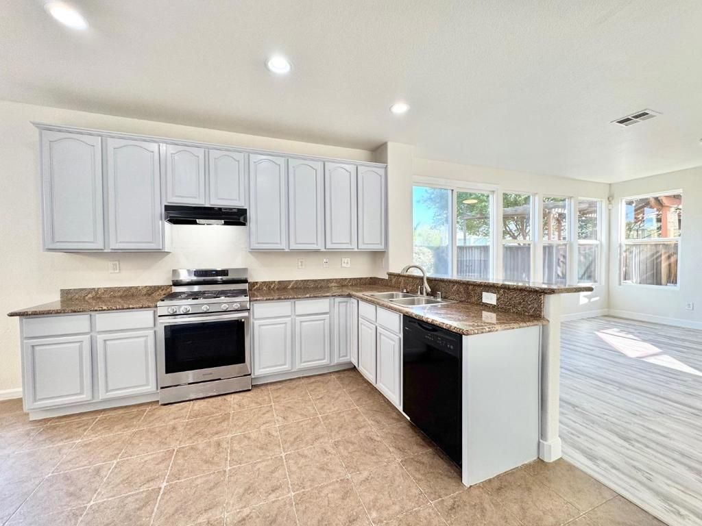 Image 10 of property listing at 544 Rockingham Court, Tracy, CA 95376