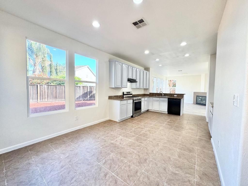 Image 11 of property listing at 544 Rockingham Court, Tracy, CA 95376