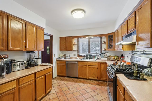 2300 Bellaire Court, Des Plaines, IL 60016