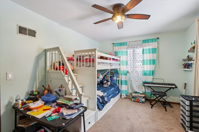 2300 Bellaire Court, Des Plaines, IL 60016